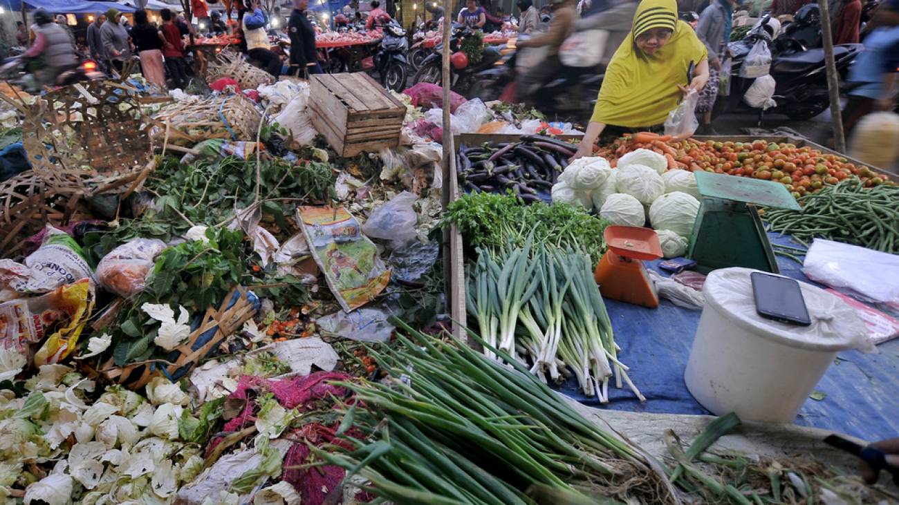 Para pedagang dan calon pembeli beraktivitas di Pasar Tradisional Angso Duo yang dipenuhi sampah di Jambi, Senin (6/11). Penumpukan sampah terjadi di sejumlah titik di pasar tradisional terbesar di Jambi itu akibat dihentikannya operasional pengangkutan sampah secara mendadak oleh Dinas Kebersihan Pemerintah Kota Jambi. ANTARA FOTO/Wahdi Septiawan/foc/17.