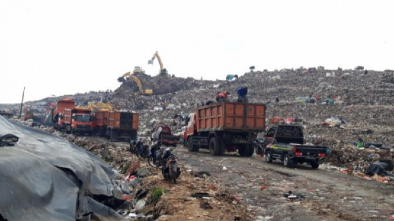 60c05ba0c7f87-dok-antrean-truk-bongkar-muatan-sampah-di-tpst-bantargebang-bekasi-jawa-barat_tvonenews_665_374